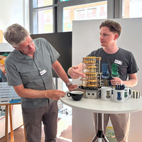 Zwei Männer mit einem Gerät