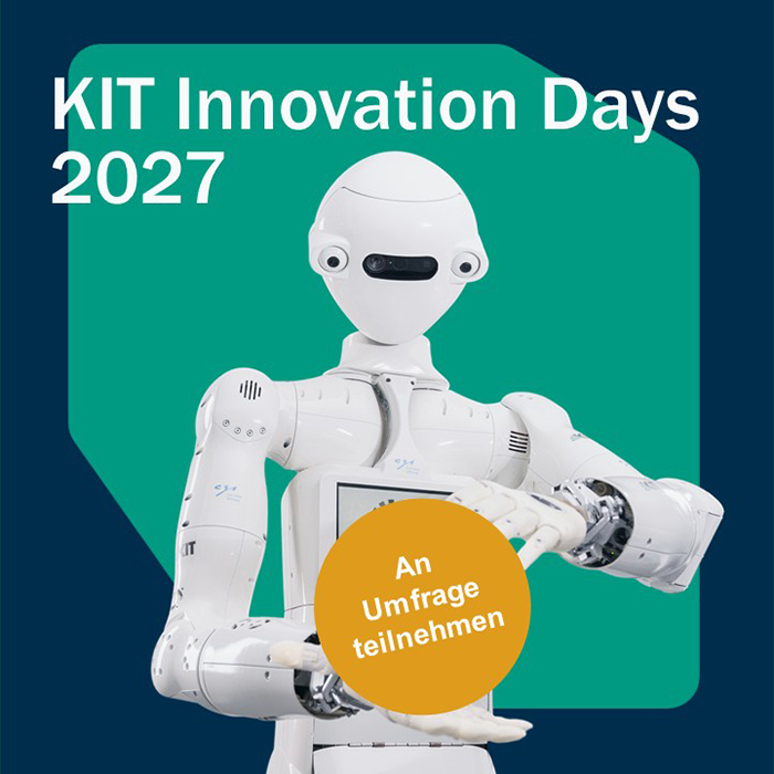 Unter der Überschrift "KIT Innovation Days 2027" hält der lächelnde Roboter ein Kreis-Element fest, mit dem Textinhalt: "An Umfrage teilnehmen".